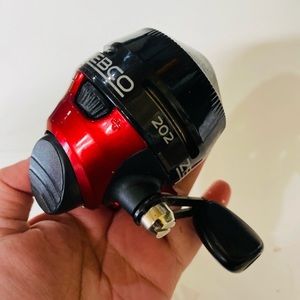 Zebco 202KR-GWE4 Red/Black Slingshot Spincasting Fishing Reel VGC new